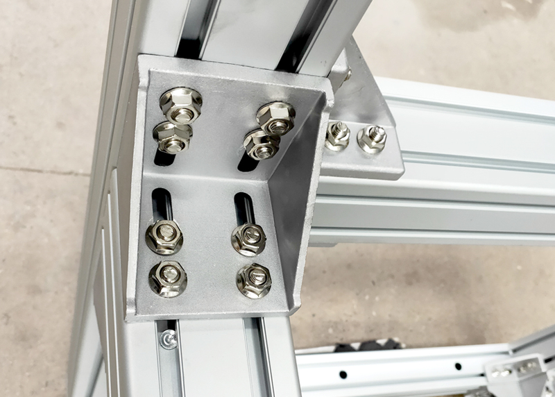 鋁合金型材在經(jīng)過(guò)加工后主要都是用來(lái)安裝成鋁框架的，這樣的鋁框架在生活中已經(jīng)到處可見(jiàn)了。像一些白板架、貨架、吸煙亭等等都是用鋁型材加工安裝的，非常美觀大方。本文我們要討論的是鋁型材連接方式對(duì)鋁型材報(bào)價(jià)的影響。