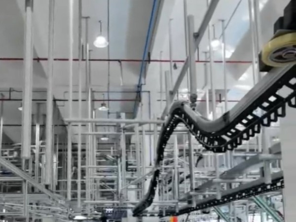 以前對比現(xiàn)在，服裝單軌框架吊掛系統(tǒng)的出現(xiàn)